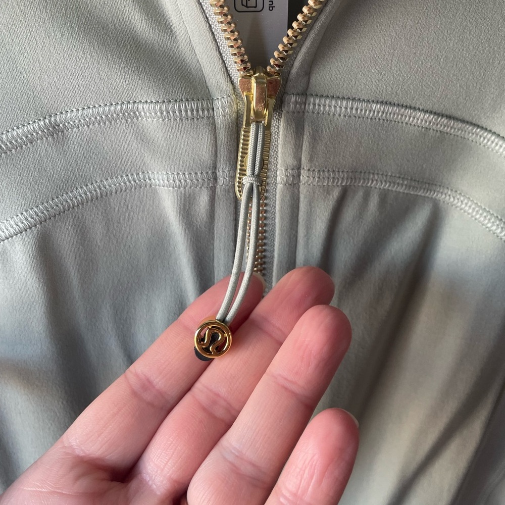 ‼️SOLD‼️lululemon cropped define jacket in fog green with gold zippers - Picture 14 of 17